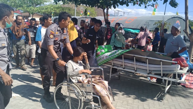 Evakuaasi Korban Gempa Oleh Polda NTB. (Foto: Dok. Polda NTB)