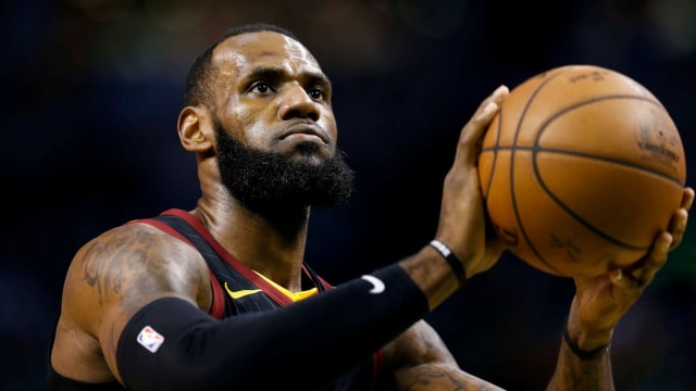 LeBron James dalam sebuah pertandingan NBA menghadapi Boston Celtics. (Foto: USA Today Sports)