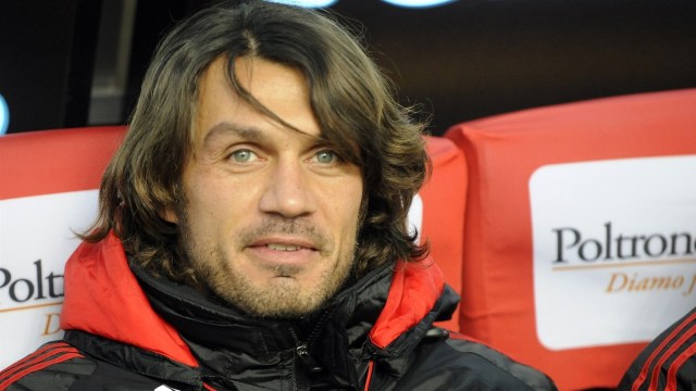 Maldini di bangku cadangan Milan pada sebuah laga Coppa Italia menghadapi Lazio. (Foto: AFP/Damian Meyer)