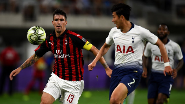 Romgnoli (kiri) dalam pertandingan International Champions Cup 2018 menghadapi Tottenham Hotspur. (Foto: AFP/Stephen Maturen)
