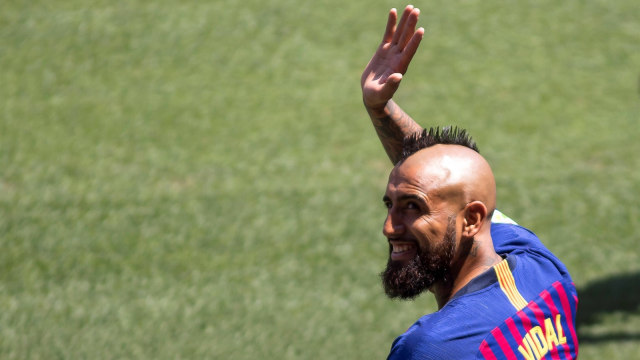 Vidal saat diperkenalkan secara resmi di Camp Nou. (Foto: Reuters/Stringer)