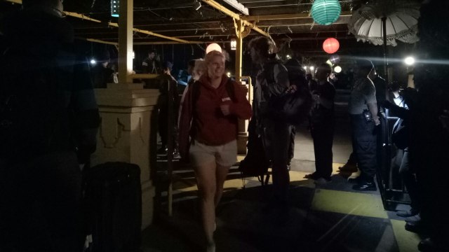 Ratusan wisatawan dari Gili Trawangan, NTB yang secara bertahap berhasil dievakuasi lewat laut menuju Pelabuhan Benoa, Denpasar, sejak Selasa (7/8) dini hari tadi tampak lega ketika bisa keluar dari kawasan gempa tersebut. (Foto: Cisilia/kumparan)