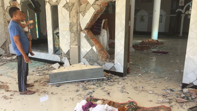 Warga melihat bangunan masjid Riahdul Wardiyah yang hancur akibat gempa bumi di Desa Randangan, Kab Lombok Barat. (Foto: Mirsan/kumparan)