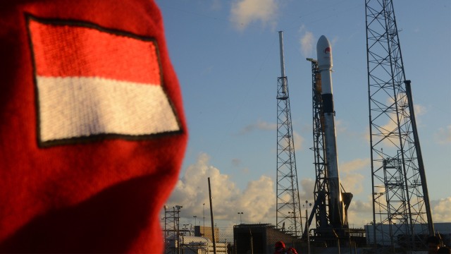 Satelit Merah Putih milik PT. Telkom pada posisinya yang siap diluncurakan di Cape Canaveral, Florida, Amerika Serikat, Senin (6/8).  (Foto: ANTARA FOTO/Saptono)