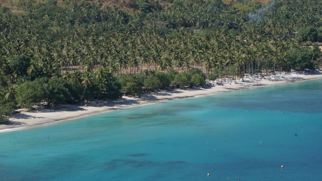 Suasana pantai yang tampak sepi di dekat Gili, NTB, Selasa (7/8). (Foto: Jamal Ramadhan/kumparan)