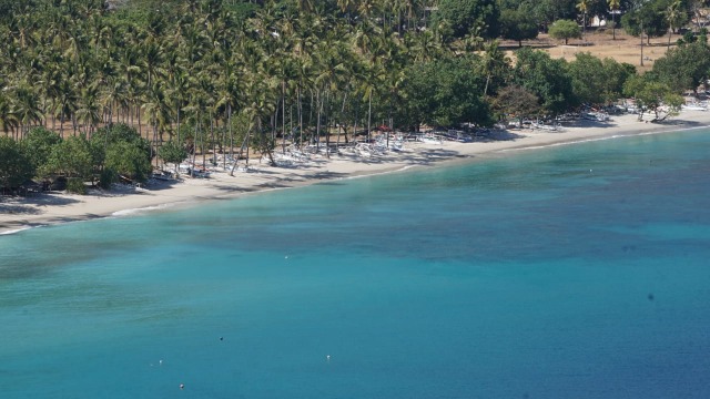 Suasana pantai yang tampak sepi di dekat Gili, NTB, Selasa (7/8). (Foto: Jamal Ramadhan/kumparan)