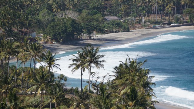 Suasana pantai yang tampak sepi di dekat Gili, NTB, Selasa (7/8). (Foto: Jamal Ramadhan/kumparan)