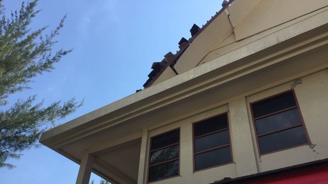 Vila Ombak di Trawangan retak dan berantakan. (Foto: Mirsan/kumparan)