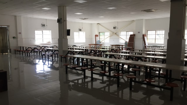 Kondisi kantin di PT Indonesia Morowali Industrial Park (IMIP), Selasa (7/8). (Foto: Fachrul Irwinsyah/kumparan)