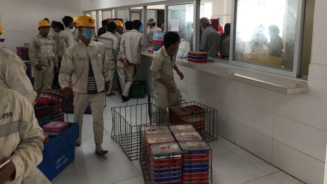 Kondisi kantin di PT Indonesia Morowali Industrial Park (IMIP), Selasa (7/8). (Foto: Fachrul Irwinsyah/kumparan)