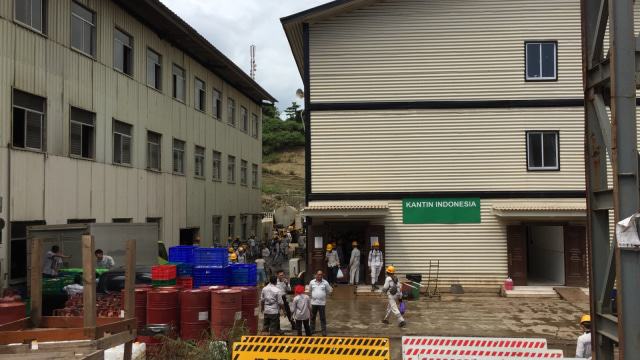 Kondisi kantin di PT Indonesia Morowali Industrial Park (IMIP), Selasa (7/8). (Foto: Fachrul Irwinsyah/kumparan)