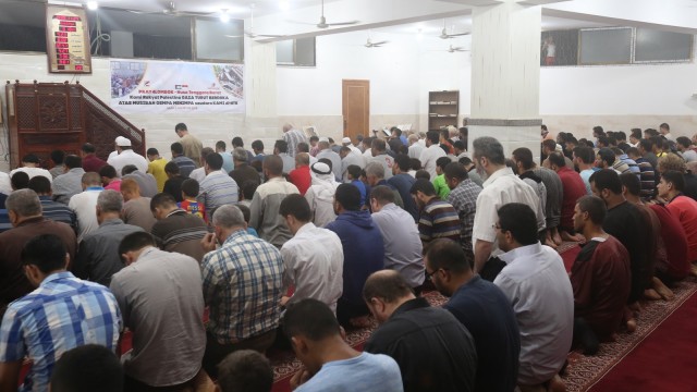 Warga Gaza salat gaib dan berdoa untuk masyarakat korban gempa di Lombok, Selasa (7/8). (Foto: Abdillah Onim)