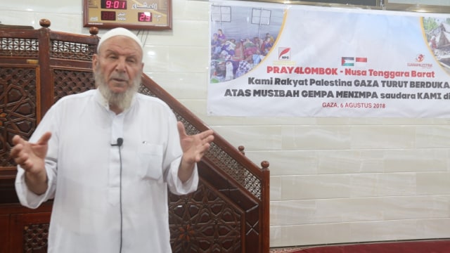 Warga Gaza salat gaib dan berdoa untuk masyarakat korban gempa di Lombok, Selasa (7/8). (Foto: Abdillah Onim)