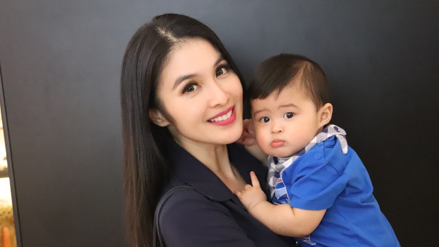 Sandra Dewi dan anaknya Foto: Munady Widjaja