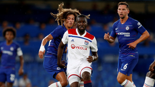 Tanguy Ndombele mendribel bola melewati Ethan Ampadu. (Foto: John Sibley/Reuters)