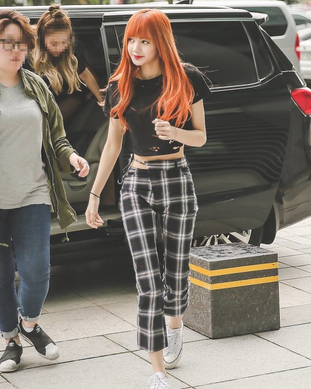 Gaya Lisa Blackpink - Monochrome Game (Foto: IG: @lisa.blackpink)