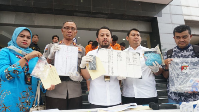 Barang bukti kasus prostitusi Apartemen Kalibata City, Jakarta, Rabu (8/8/2018). (Foto: Nugroho Sejati/kumparan)