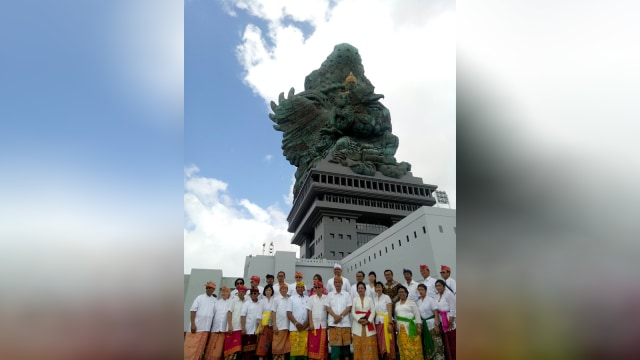 Menteri Koordinator Bidang Kemaritiman Luhut Binsar Panjaitan (tengah) berfoto bersama di GWK, Bali, Rabu (8/8). (Foto: Cisilia Agustina Siahaan/kumparan)