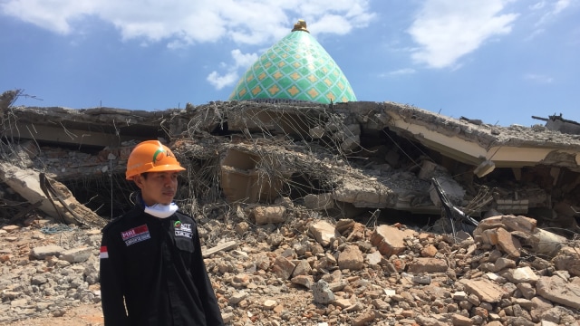 Tim ACT evakuasi korban di Masjid Jamiul Jamaah (Foto: Raga Imam/kumparan)