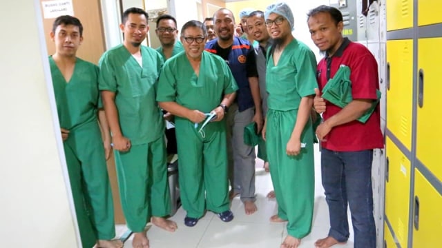 Tim medis Unhas bantu korban gempa Lombok, Senin (6/8). (Foto: Facebook/Idrus Paturusi)