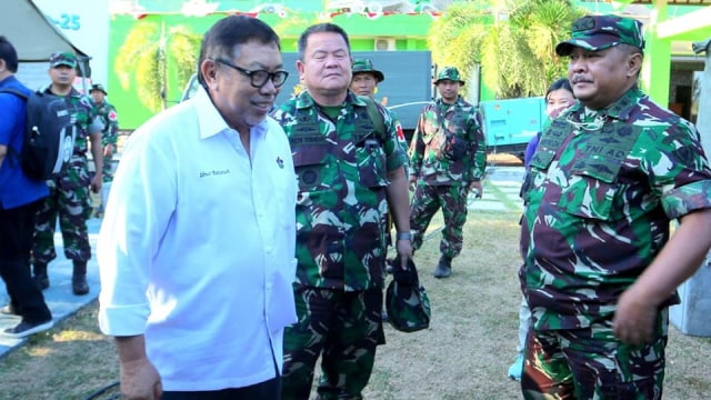 Idrus Paturusi (kiri) di lokasi bencana Gempa Lombok, Senin (6/8). (Foto: Facebook/Idrus Paturusi)