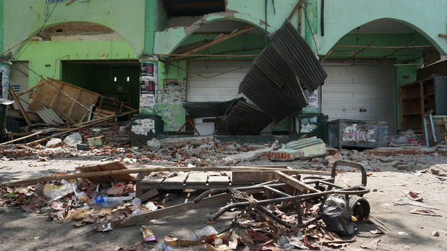 Kondisi Pasar di Kecamatan Tanjung, Kab. Lombok Utara, pascagempa, Rabu (08/08/2018). (Foto: Jamal Ramadhan/kumparan)