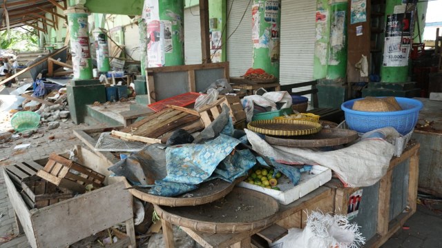 Kondisi Pasar di Kecamatan Tanjung, Kab. Lombok Utara, pascagempa, Rabu (08/08/2018). (Foto: Jamal Ramadhan/kumparan)