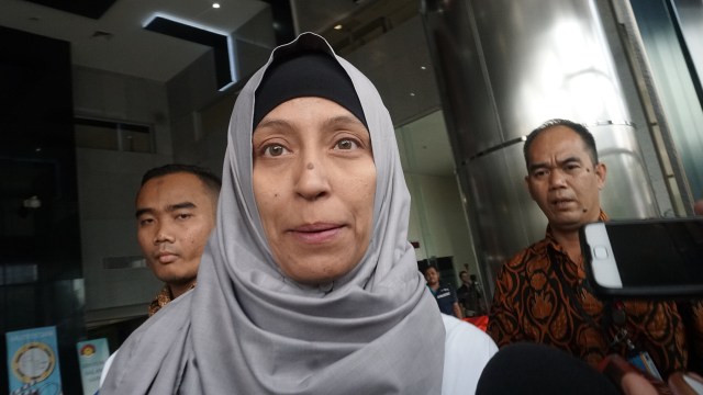 Adik Inneke Koesherawati, Ike Rahmawati usai menjalani pemeriksaan di KPK, Rabu (8/8/2018). (Foto: Fanny Kusumawardhani/kumparan)