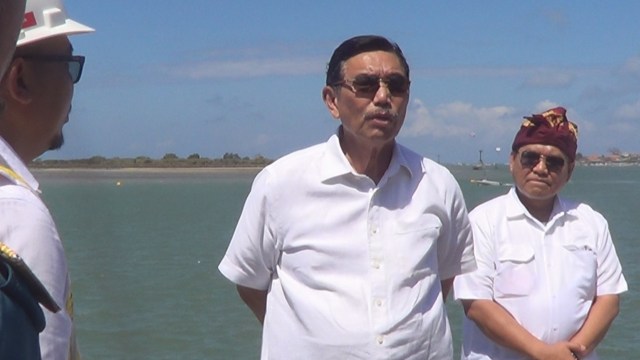 Menko Bidang Kemaritiman, Luhut Binsar Panjaitan (kedua kanan) melakukan peninjauan di dermaga timur Pelabuhan Benoa, Denpasar, Bali, Rabu (8/8). (Foto: Cisilia Agustina Siahaan/kumparan)