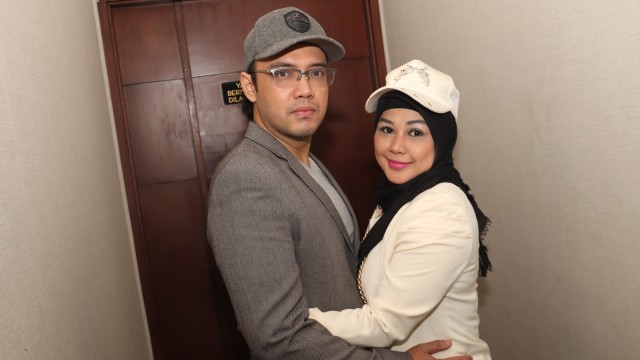 Sandy Tumiwa (kiri) dan Vivi Faris (kanan) Foto: Munady Widjaja