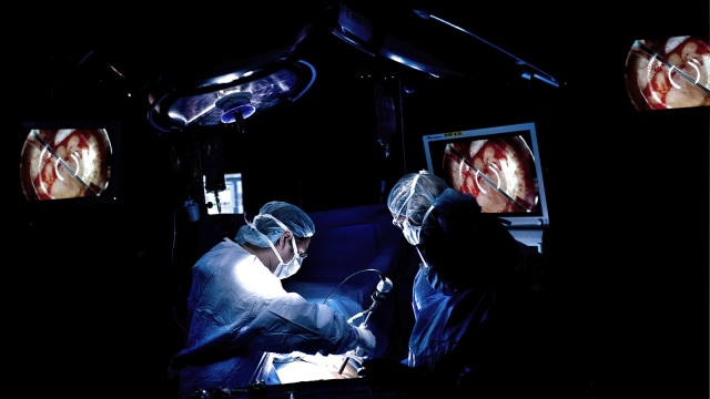 Suasana operasi laparoskopi selama transplantasi ginjal di Rumah Sakit. (Foto: AFP PHOTO / Brendan Smialowski)