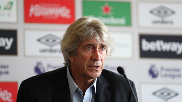 Manuel Pellegrini dalam sebuah konferensi pers. Foto: Daniel Leal-Olivas/AFP