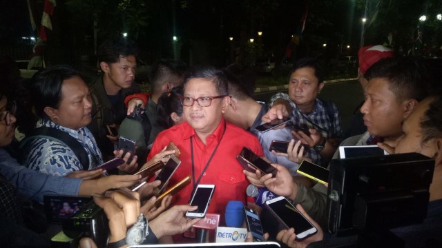 Sekjen PDIP Hasto di kediaman Ketum PDIP, Megawati (Foto: Adhim Mugni/kumparan)