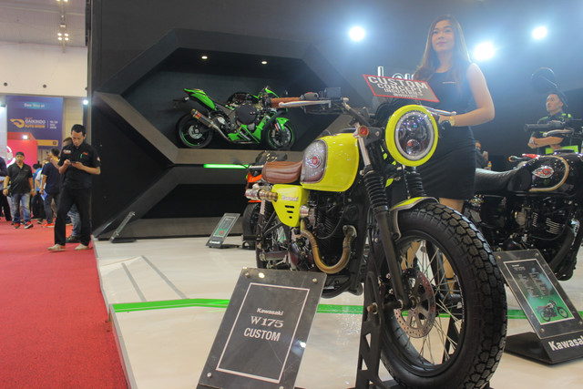 Kawasaki W175 bergaya flat tracker (Foto: dok. Alfons Hartanto/kumparan)