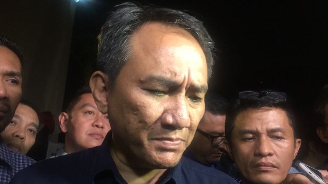 Wasekjen Demokrat Andi Arief di kediaman SBY, Mega Kuningan (Foto: Ricad Saka/kumparan)