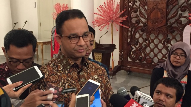 Gubernur DKI Jakarta, Anies Baswedan diwawancarai awak media di Balai Kota, Jalan Medan Merdeka Selatan, Kamis (9/8). (Foto: Fachrul Irwinsyah/kumparan)