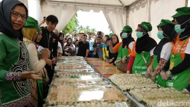Palembang Pecahkan Rekor MURI dengan Pembagian 18.818 Pempek Gratis. 