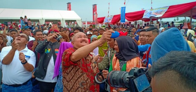 Palembang Pecahkan Rekor MURI dengan Pembagian 18.818 Pempek Gratis.  (1)