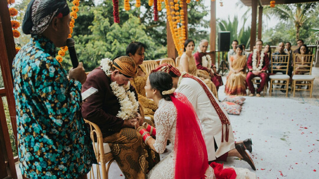 Nadine Alexandra dan suami melakukan proses sungkem. (Foto: Instagram @nadinealexandradewi)