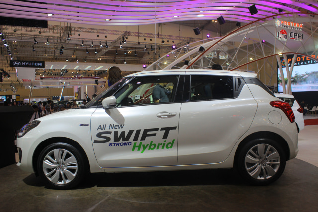 Suzuki Swift Strong Hybrid di GIIAS 2018 (Foto: Alfons Hartanto/kumparan)