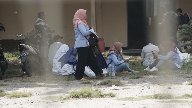 Suasana pasien RSUD NTB keluar dari gedung, Kamis (9/8). (Foto: Jamal Ramadhan/kumparan)
