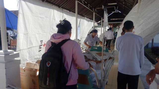 Pasien RSUP Sanglah sempat dievakuasi ke tenda darurat saat gempa terjadi, Kamis (9/8).  (Foto: Cisilia A. SIahaan/kumparan)