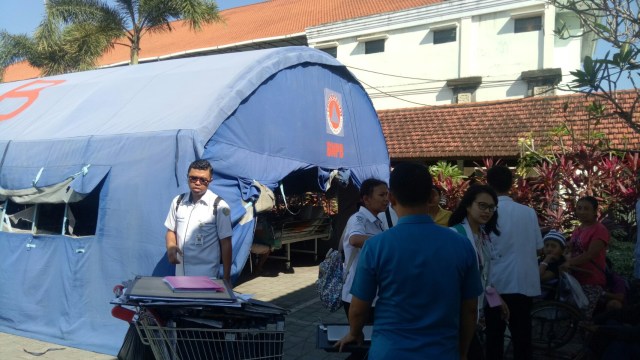 Pasien RSUP Sanglah sempat dievakuasi ke tenda darurat saat gempa terjadi, Kamis (9/8).  (Foto: Cisilia A. SIahaan/kumparan)