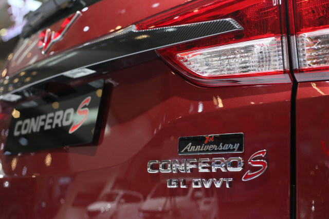 Emblem Wuling Confero S edisi khusus ulang tahun  (Foto: Alfons Hartanto/kumparan)