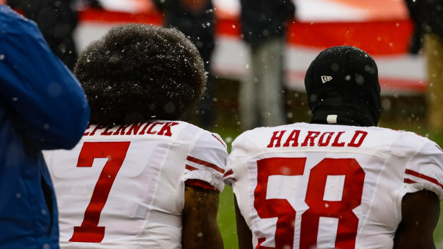Aksi berlutut Colin Kaepernick dan Eli Harold jelang pertandingan menghadapi Chicago Bears. (Foto: Getty Images/Jonathan Daniel)