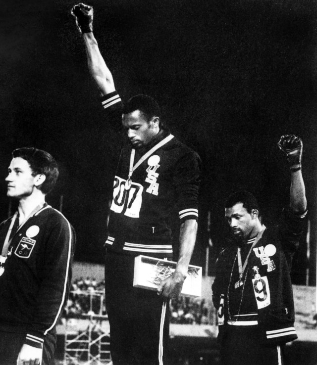 Black Power Salute di Olimpiade 1968. Peter Norman (kiri), Tommie Smith (tengah), dan John Carlos. (Foto: AFP/EPU)