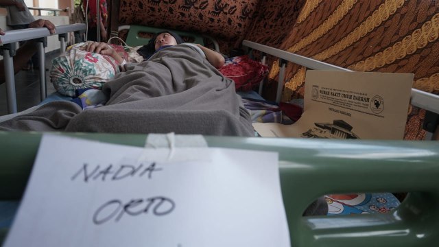 Nadia Revana, korban yang selamat setelah 2 hari tertimpa puing minimarket di Lombok Utara. (Foto: Jamal Ramadhan/kumparan)