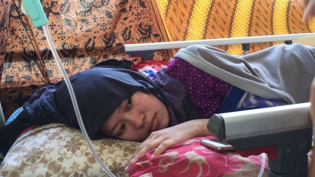 Nadia Revana, korban yang selamat setelah 2 hari tertimpa puing minimarket di Lombok Utara. (Foto: Mirsan/kumparan)