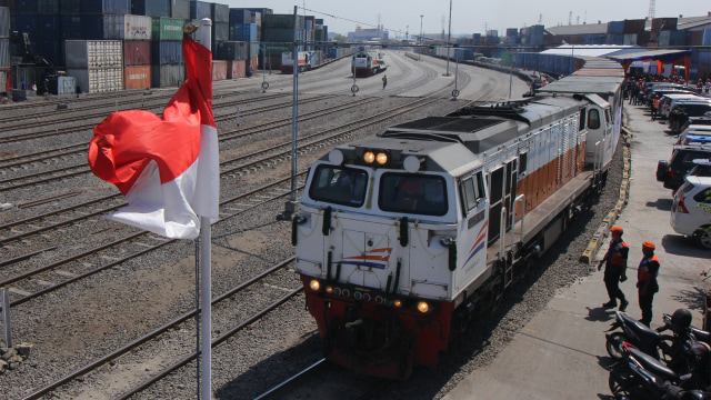 Petugas mengawasi keberangkatan kereta api yang mengangkut gerbong berisi limbah B3 (Bahan Berbahaya Beracun) di Stasiun Kalimas, Surabaya, Kamis (9/8/2018). (Foto: ANTARA FOTO/Didik Suhartono)