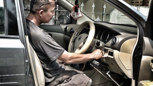 Catur Bambang (45) Pendiri Bengkel untuk Difabel, tiba di lokasi bengkelnya di kawasan Rempoa, Ciputat, Tangerang Selatan, Kamis (9/8/2018). (Foto: Tomy Wahyu Utomo/kumparan)